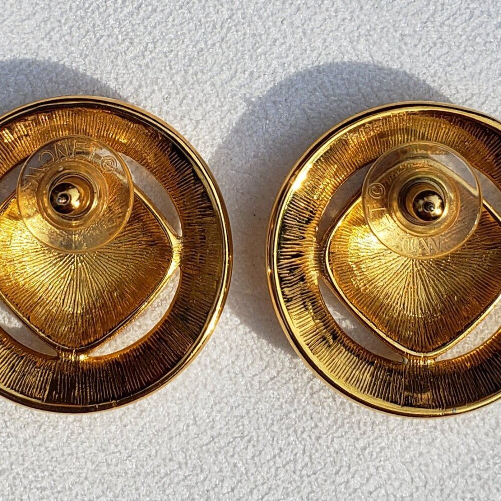 Monet Cream Colored Vintage Earrings in Gold Tones - Mid-Century Style - Picture 8 of 10